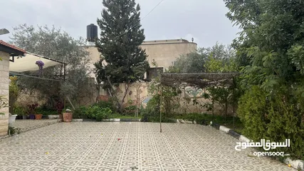  11 يوجد منزل مستقل في رمانة - منطقة العكد  مع ساحة وجدران ولها مدخلين ومع دونم ارض  مساحة المنزل 220م