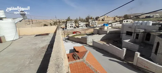  28 بيت مع ارض للبيع