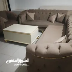  4 طقم كورنر للبيع مع طاولة وسط ثقيل استعمال اقل من سنة كلف جديد 400 دينار للبيع بي 150 دينار