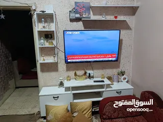  1 طقم كنب 8 مقاعد بحاله جيده مع البرادي مع طاوله لون ابيض وطاوله رخام بالإضافة إلى ديكور شاشه