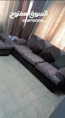  1 طقم كنب بحالة جيدة جدا خشب نظيف وثقيل مش زي التجاري ،معه هدية طاولة ضيافة خشب زان وجه زجاج خمس قطع
