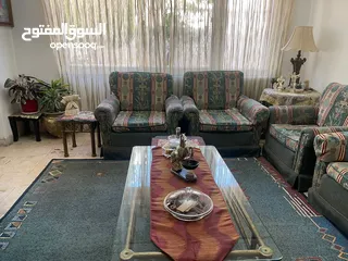  2 طقم كنب لغرفة الجلوس القماش نوع شنيل مع سجادة صنع بلجيكا بحاله ممتازة للبيع