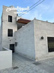  11 عماره طابقين للبيع تشطيب ديلوكس عمر البناء 5سنوات