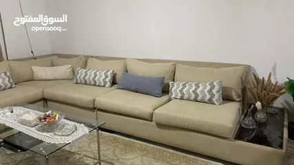  1 كنب زاوية أنيق مكوّن من 4 قطع بلون بيج راقٍ، تصميم مريح وعصري، خشب ثقيل وجودة عالية، بحالة ممتازة