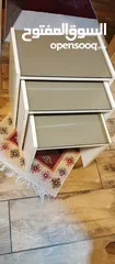  4 طاولة وسط ومعها طقم سيرفيس