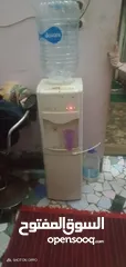  1 مبردة مياه كولدير 2 حنفيه وارد السعودية ساقع وساخن. وبه بثلاجه ميني بار لحفظ الوجابات والشك