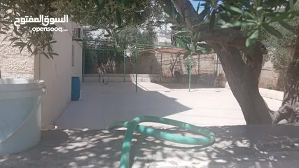 3 منزل للبيع مكون من 3 طوابق ومساحات خارجيه واسعه على شارعين