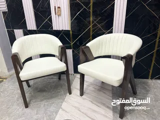  5 انغمس في جمالية الفخامة والأناقة مع كرسي الطعام المودرن بأرجله المنحنية، واجعل تناول الطعام تجربة فر
