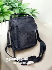  1 باوتش رجالي يكمّل طلتك... خفيف عالإيد وثقيل بالفخامة