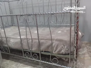 3 سرير او تخت اطفال  مع فرشته