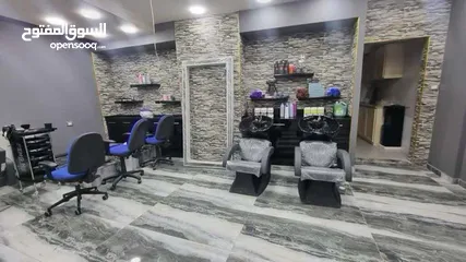  12 اغراض صالون نسائي للبيع في الزرقاء الحالة شبه جديد