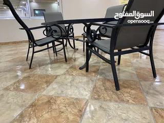  4 طاولة قزاز خارجية مع اربع كراسي