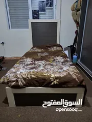  1 خزانة بخشب لامينيت ثلاثة أبواب سحب مع تختين بحاجة إلى صيانة خفيفة و مكتب بحاجة إلى صيانة