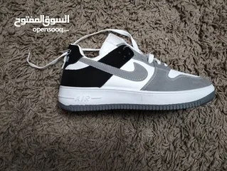  3 حذاء نايك Air Force أنيق - رمادي وأبيض، مقاس مريح وحالة ممتازة!"