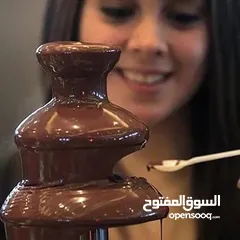  5 نافورة الشوكولاتة عيشوا تجربة لذيذة مع أطيب شوكولاتة تتدفق قدامكم، وغمّسوا اللي تحبونه واستمتعوا