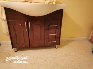  2 مغسله مع خزانه ومرايه  يوجد خدمة توصيل
