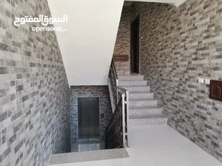  4 شقة طابق ارضي مع ترس على مستوى الشارع في ابو نصير  