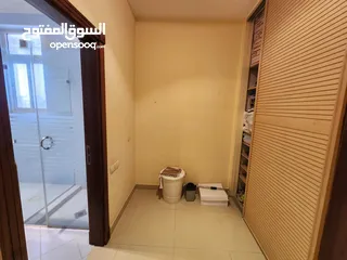  8 فيلا فارغة مميزة جداً للبيع في ضاحية النخيل - REF : 14526