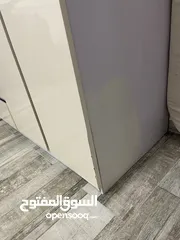  7 خزانة ملابس + مكتب دراسة بتصميم أنيق ولون موحّد بحالة جيدة - معاً بسعر مميز