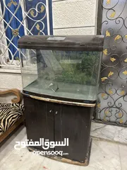  1 حوض سمك 400 لتر تقريبا كبير وفيه خزانات في الاسفل للتخزين وفيه اضاءة
