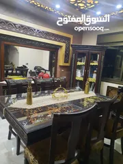  12 طاولة سفرة مع 8 كراسي ديكورات وخزانه ومرايه معها خزانه