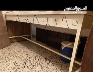  2 طاولات خياطة كبيرة حديد ولوح خشب  عليها ..تفصيل  مقص كهربائي طاولات وسط خشب زان