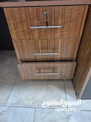  3 مكتب مدير وادراج و خزانه كبيرة وخزانه صغيرة  للبيع خشب متين