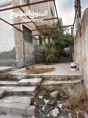  5 عماره ثلاث طوابق + حوش كبير + بئر ماء  حي الحسين مقابل مدارس ارض العز بالقرب من مخابز يوسف فرح