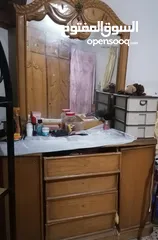  3 غرفه نوم موديل قديم خشب جيد ولا يوجد كسر فيها بحاله جيده
