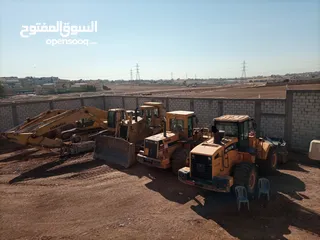  22 بلدوزر D8L +لودر 470 +حفارة 450 +حفارة 300 للإيجار