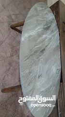  1 طاولة وسط بيضوي وثلاثه سيرفس  بحالة وكاله استعمال. ايام