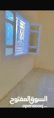  8 بسبب السفر شقه ارضي للبيع 3 غرف نوم و2وصالونين و 3حمامات و2 ومطبخين وحديقه صغير 3-4م داخل المنزل في