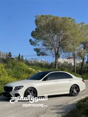  4 Mercedes Benz e200