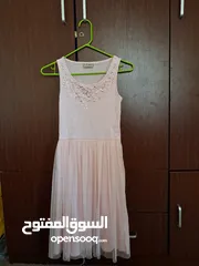  1 فستانان بناتي الاول ماركة next طويل والثاني مورد جديد غير مستعمل .  وحذاء ماركة nike الاصلي للبيع