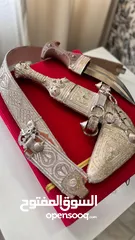 3 خنجر عماني بصياغة ممتازة وحزام فضة ورأسين