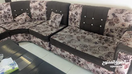  4 طقم غرفة معيشة بحالة جيدة مع طقم الطاولات الموضح بالصورة