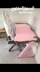 13 كرسي وطاولة وشاشة لون وردي وجهاز اتاري