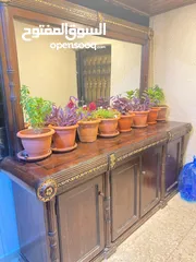  1 غرفة سفرة كاملة مكونة من طاولة كبيرة مع زجاج سكريت و  8 كراسي وباترينا وتواليت كبير
