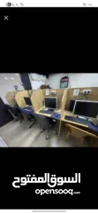  5 10 اجهزه كمبيوتر مع طاولات مع شبكتهم مع كراسي وجهاز رئيسي للبيع لاصحاب المشريع الصغيره