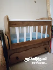  1 سرير بيبي خشب متحرك هزاز مستخدم لكن لا يفرق عن الجديد ممتاز جدا بالاضافه الى جرار خشب حجم كبير للبيع