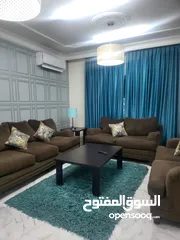  1 شقة للبيع الرابية مقابل معهد الفنون وقريبة من شارع المدينه موقع استراتيجي ومميز ومخدوم طابق أول