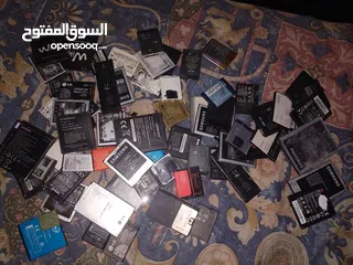  4 بطاريات مستعملة لهواتف متنوعة و هواتف مستعملة قطع غيار