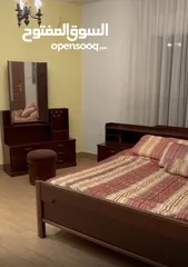 2 ‏غرفة نوم خشب تشري ‏مكونة من سرير مزدوج ‫+ توليت مع بمعناه  + خزانة 6 درف  مع امرأة بلجيكية