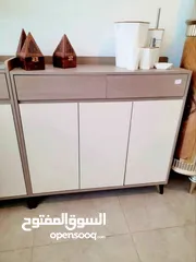  3 خزانة فاخرة بتصميم عصري أنيق ثلاثة دفات مصنوعة من خشب عالي الجودة بلمسة طبيعية تجمع بين اللون الخشبي