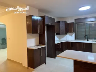  1 شقه فارغة للايجار في الارسال خلف مطعم kfc وقصر الحمرا