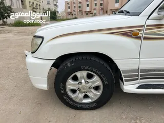  1 لاندكروزر  نظيف لا يشتكي من اي عيوب