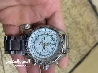  11 ساعة بريتلينغ مصنوعة في سويسرا، حيث تُعتبر سويسرا مركزًا لصناعة الساعات الفاخرة. تستخدم العلامة التج