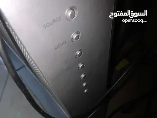  4 تلفزيون كبير الحجم ماشاء الله صوتوو عالي جدا الشاشة مشاء الله لاينقصه شي شغال مية المية