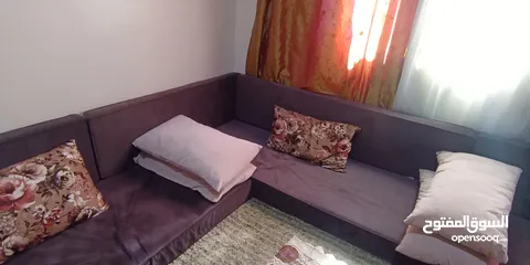  6 مجلس ارضي مكون من 5 فرشات و7 مساند و10 مخدات وبرداية ثلاث قطع تطريز دبي بحالة الجديد