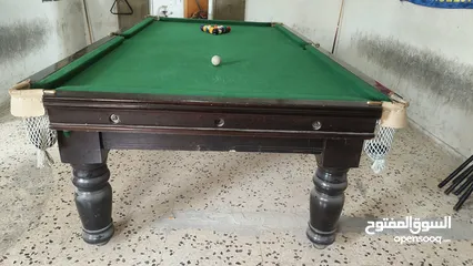  1 طاولة بلياردو نخب مع كامل مستلزماتها